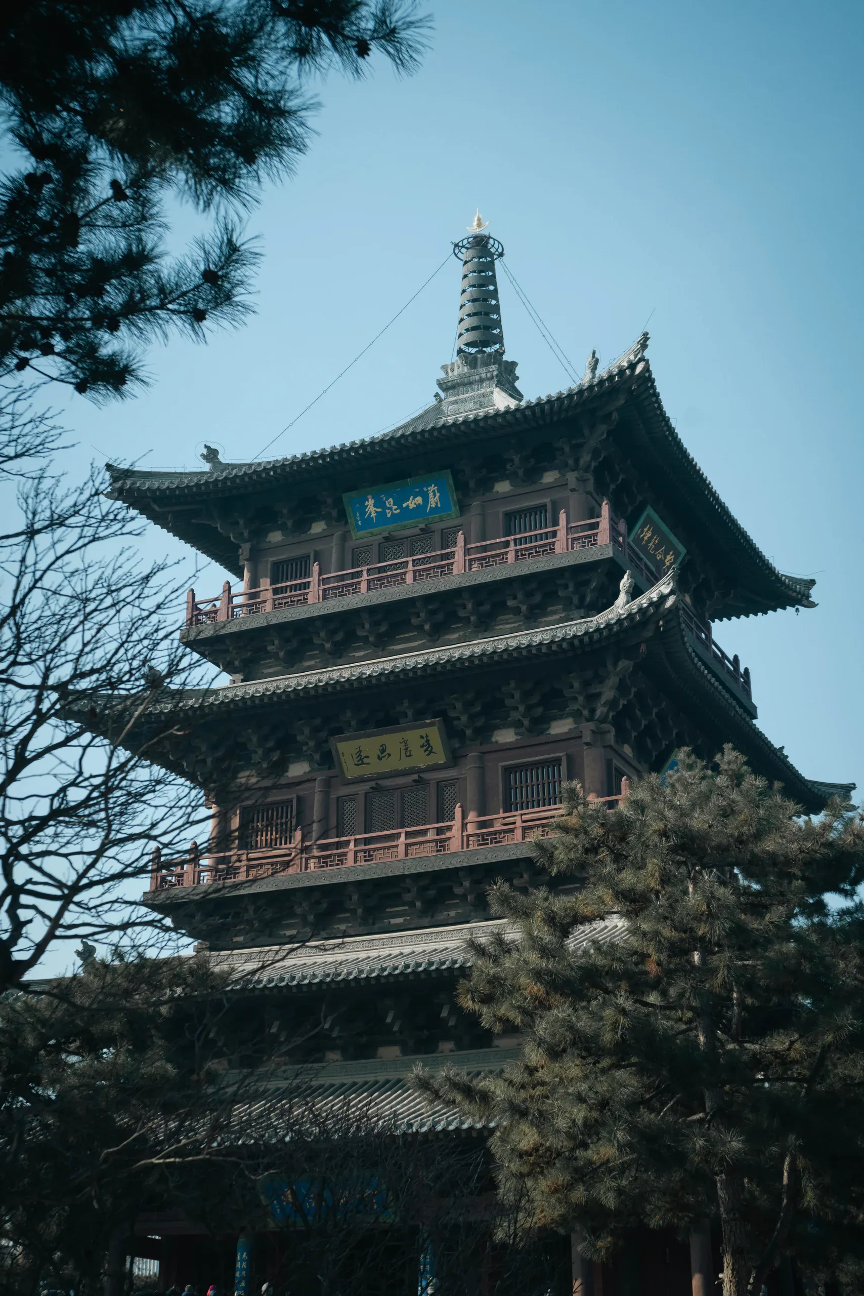 树木之间露出的多层传统塔楼