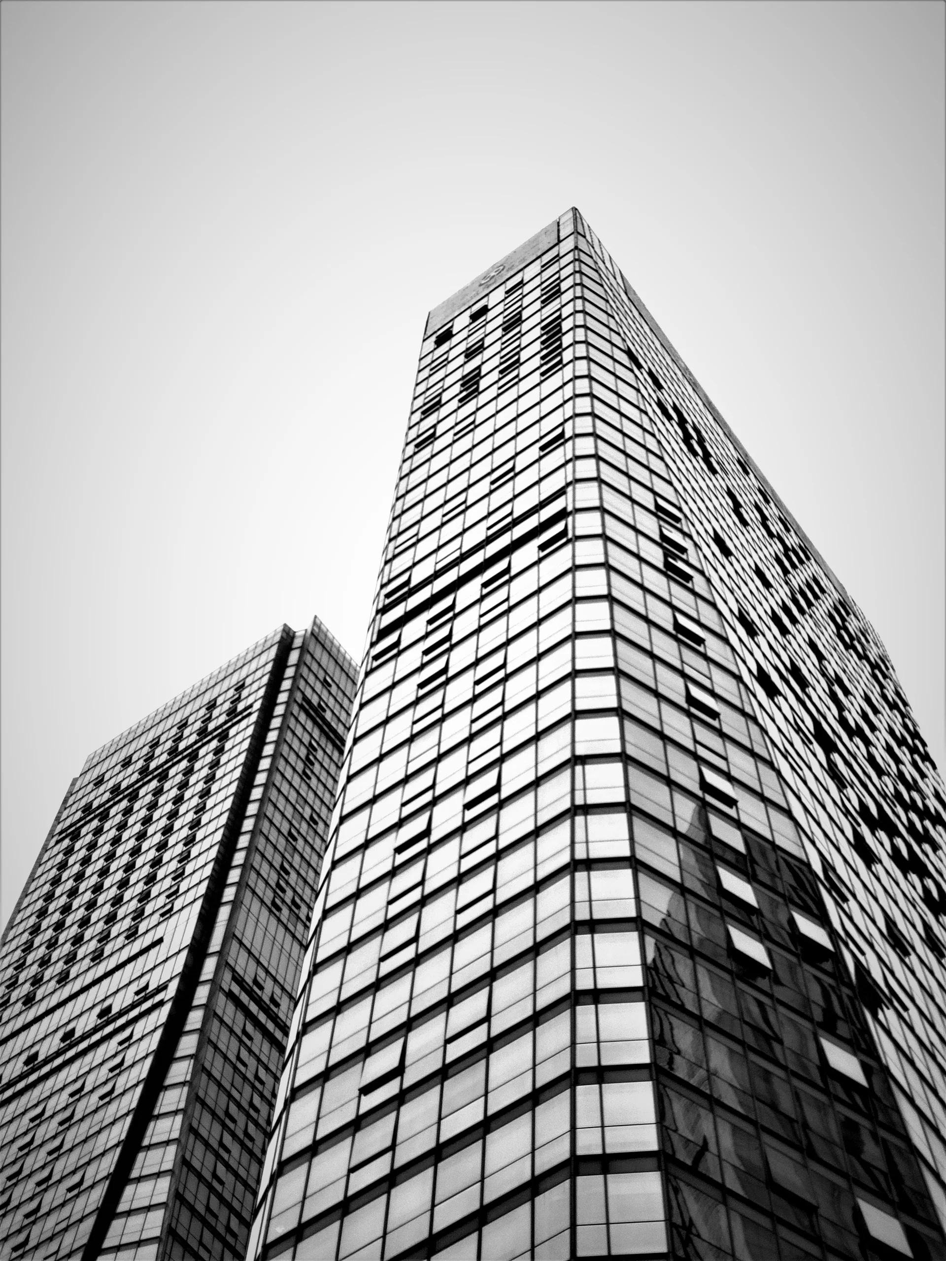 仰拍的两座高层建筑从画面两侧向天空延伸