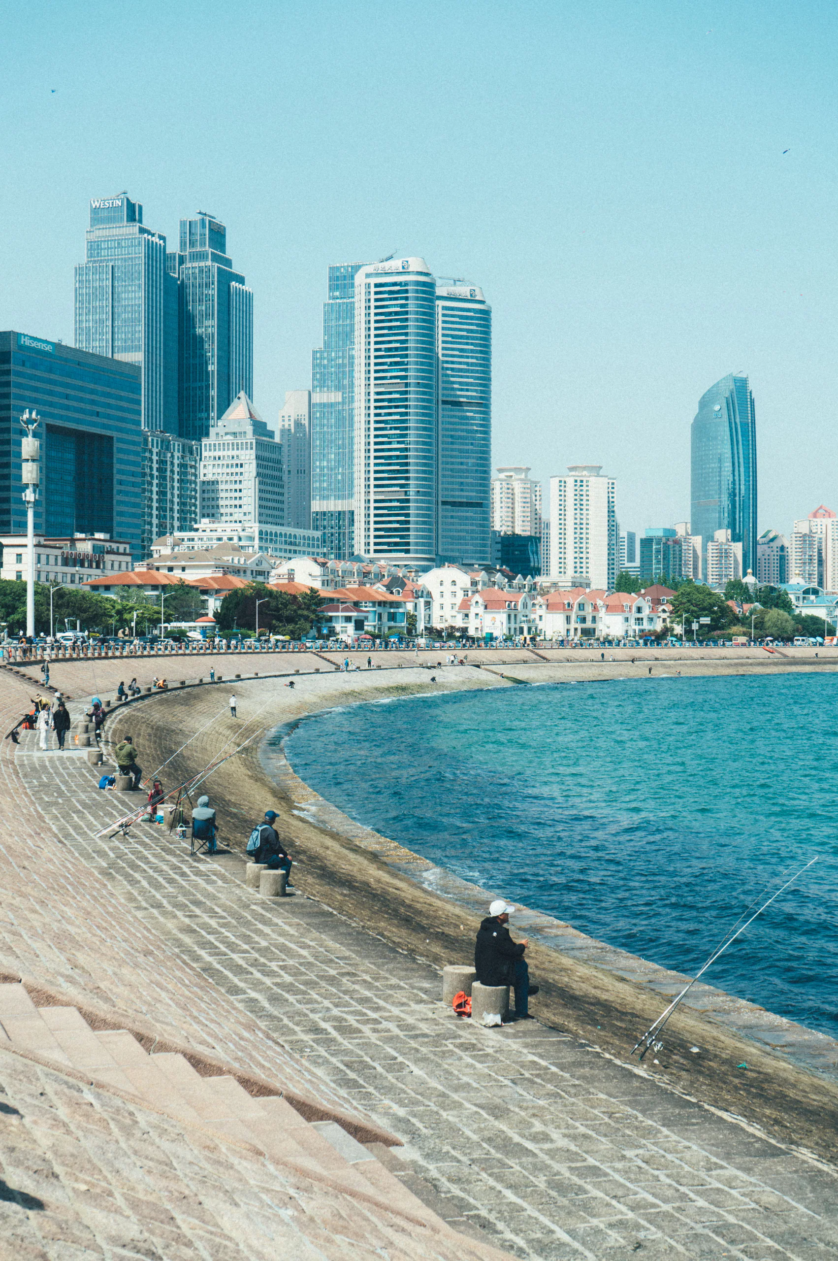 沿海步道旁的城市天际线与蓝色海湾
