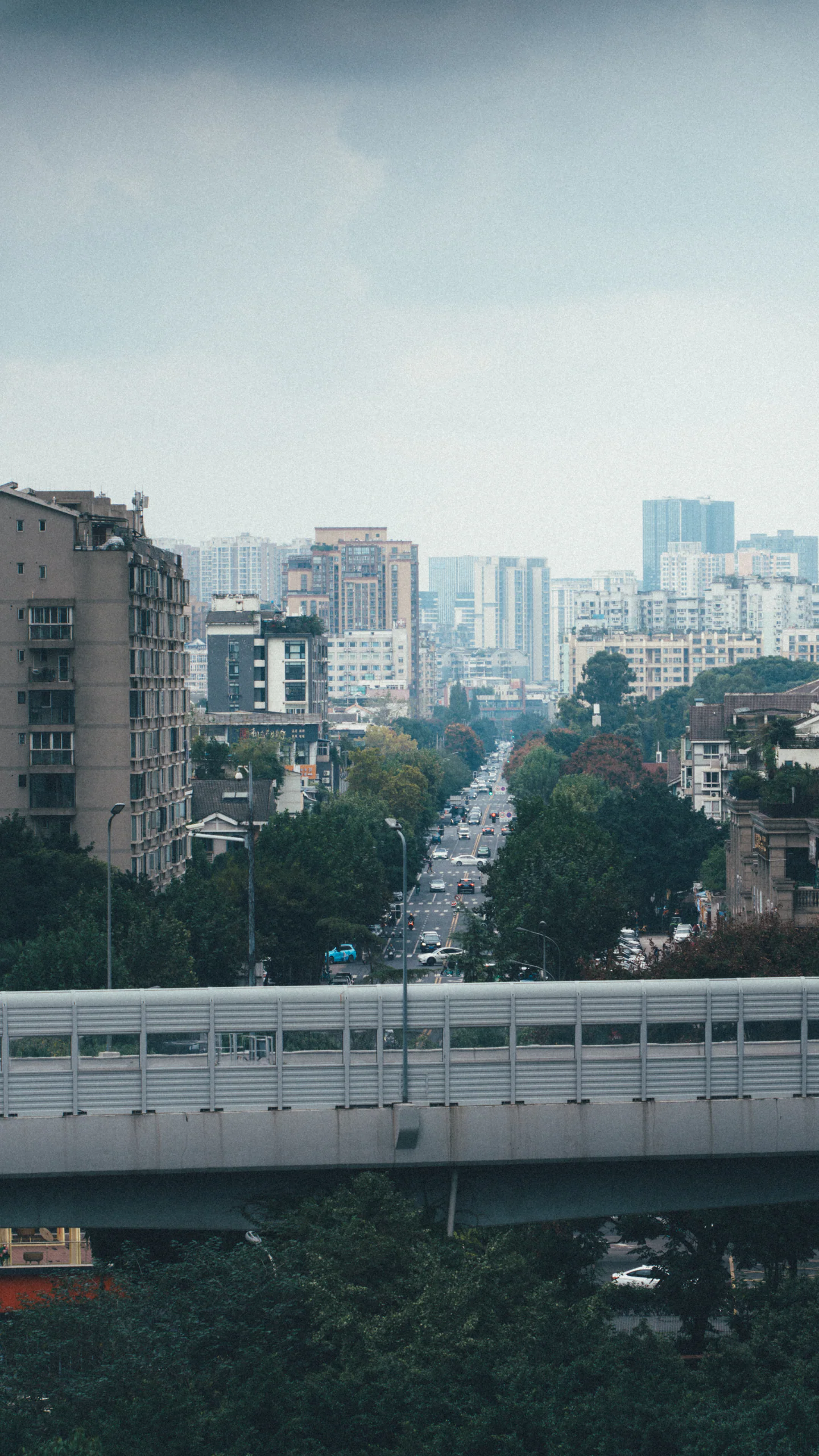 高架轨道与密集住宅楼之间的城市景观