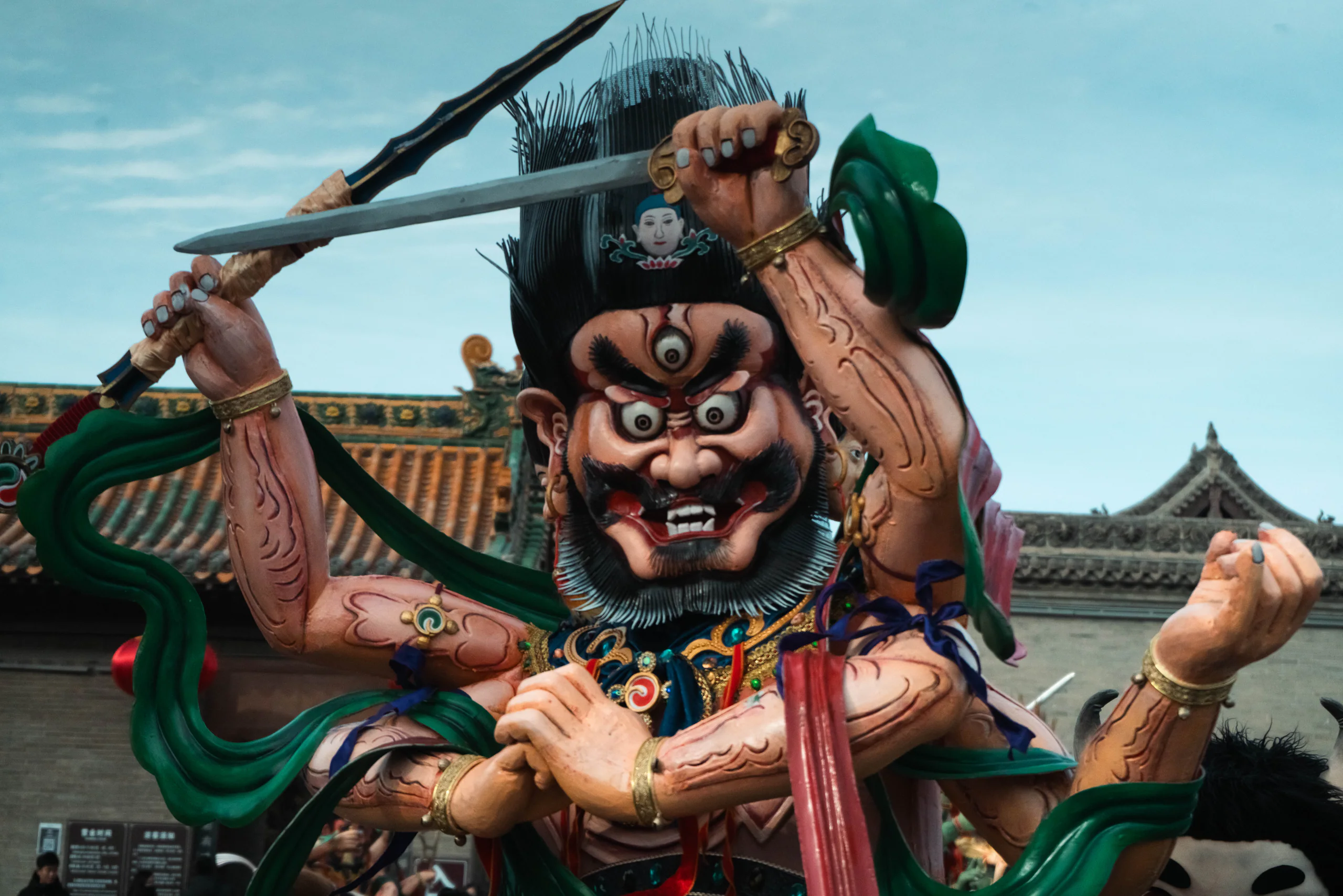 色彩鲜艳的多臂武士或神像雕塑