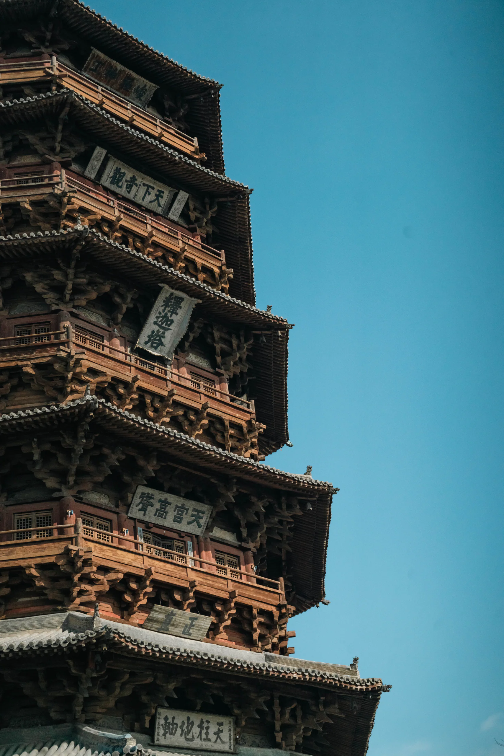 高耸砖塔的局部，背景是浅色天空