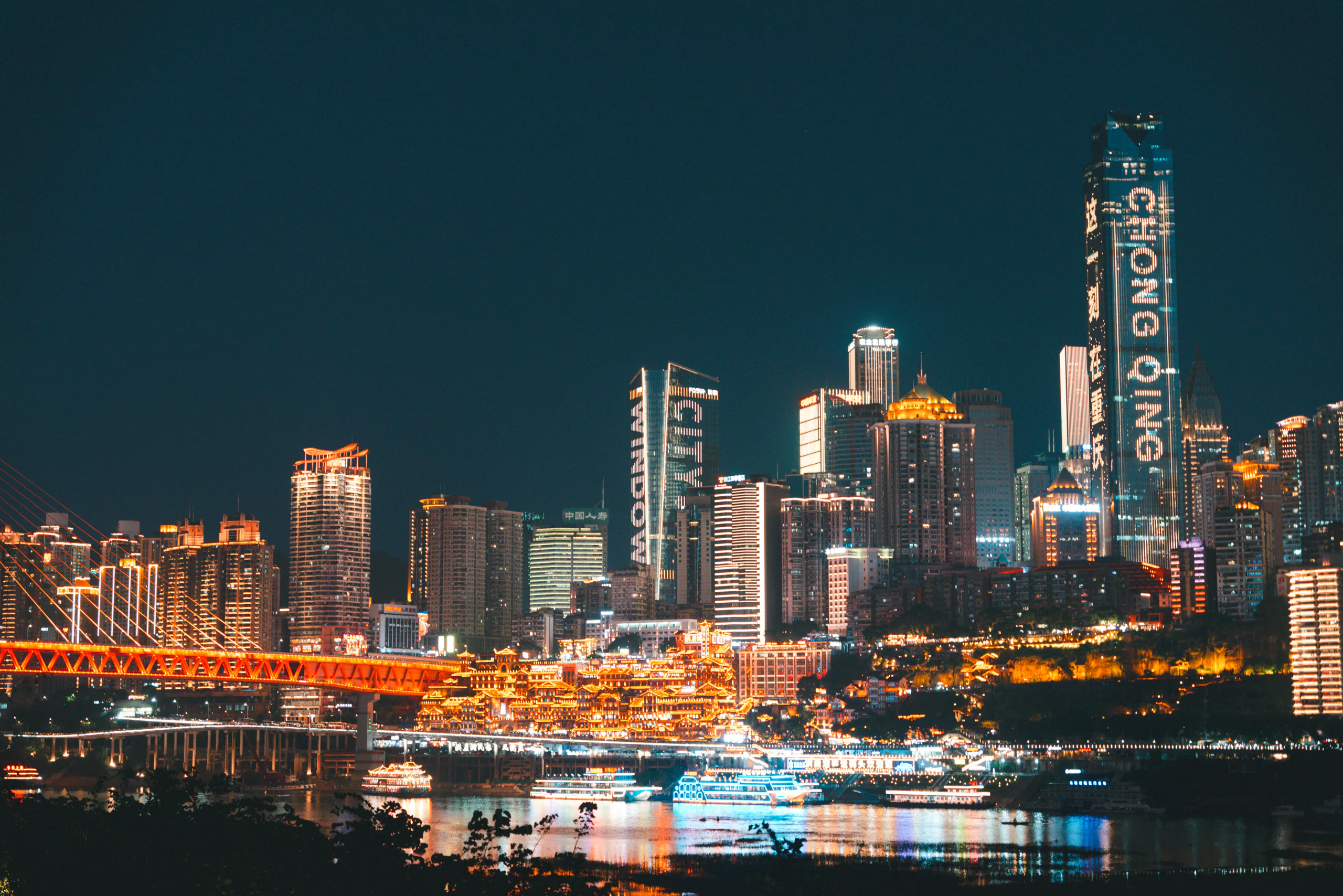 河岸夜景中的高楼与灯光倒影