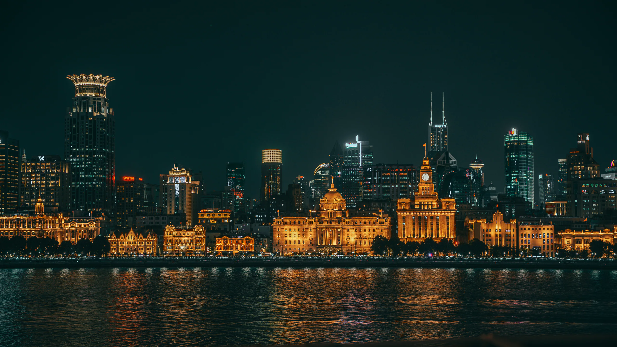 夜色中的河岸建筑群与水面灯光