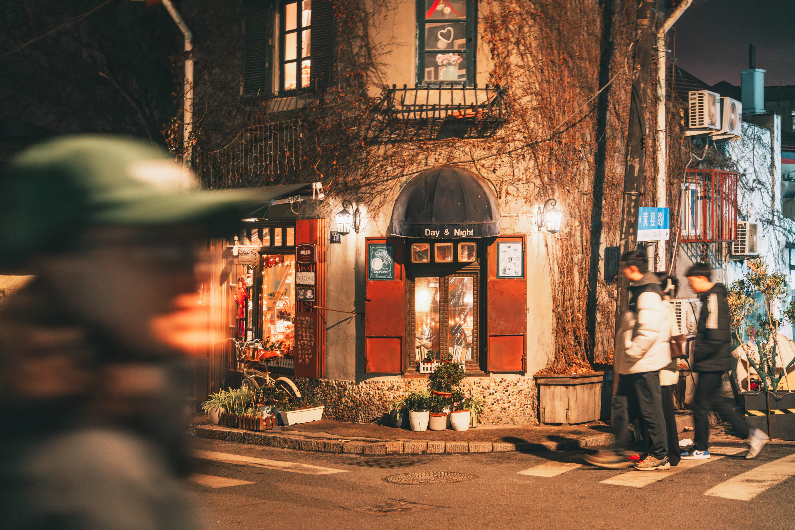暖黄色灯光照亮的夜间街边店铺