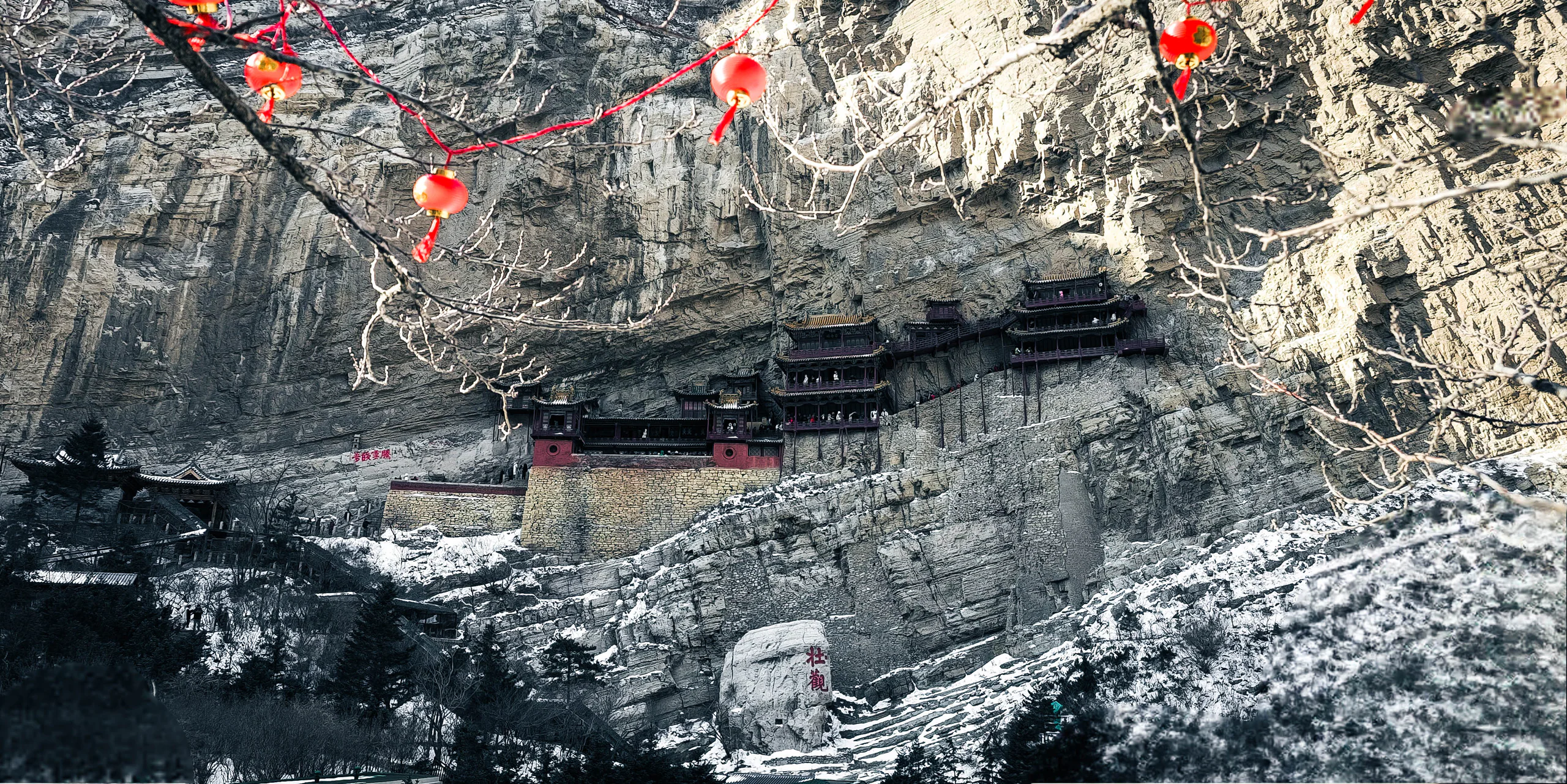 黑白色调的岩石或洞穴景观